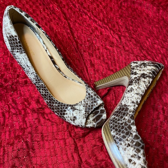 OLD NAVY HEELS - Picture 3 of 5